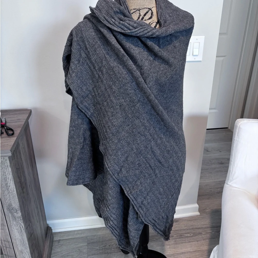 Kendall & Kylie Gray Furniture Cover Accent